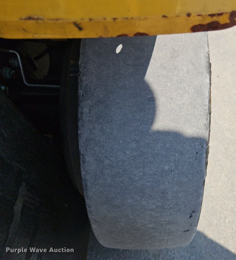 image for item OJ9827 Yale GLC050VXNVSE083 forklift