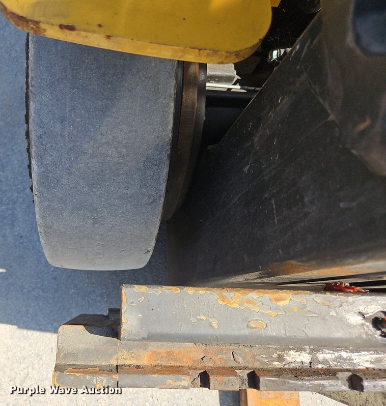 image for item OJ9827 Yale GLC050VXNVSE083 forklift