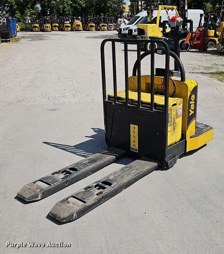 image for item OJ9829 2014 Yale MPE060LVGN24T2748 order picker