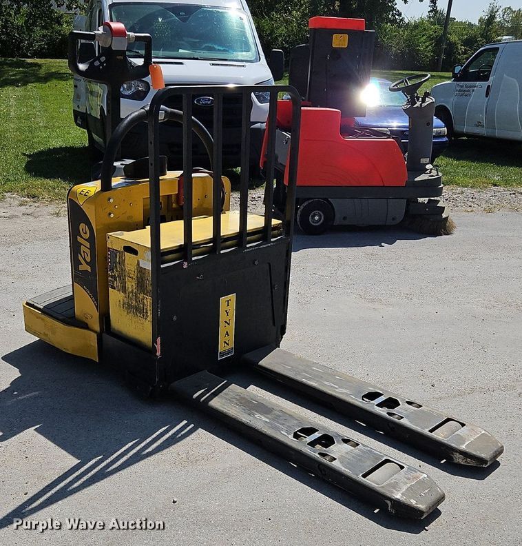 image for item OJ9829 2014 Yale MPE060LVGN24T2748 order picker