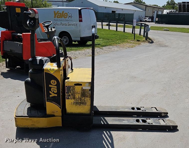 image for item OJ9829 2014 Yale MPE060LVGN24T2748 order picker