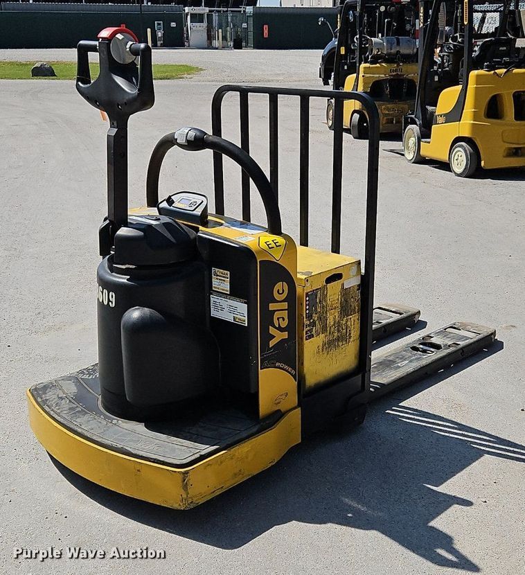 image for item OJ9829 2014 Yale MPE060LVGN24T2748 order picker