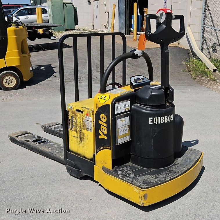 image for item OJ9829 2014 Yale MPE060LVGN24T2748 order picker