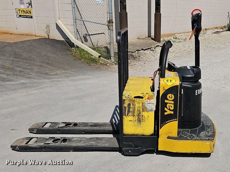 image for item OJ9829 2014 Yale MPE060LVGN24T2748 order picker