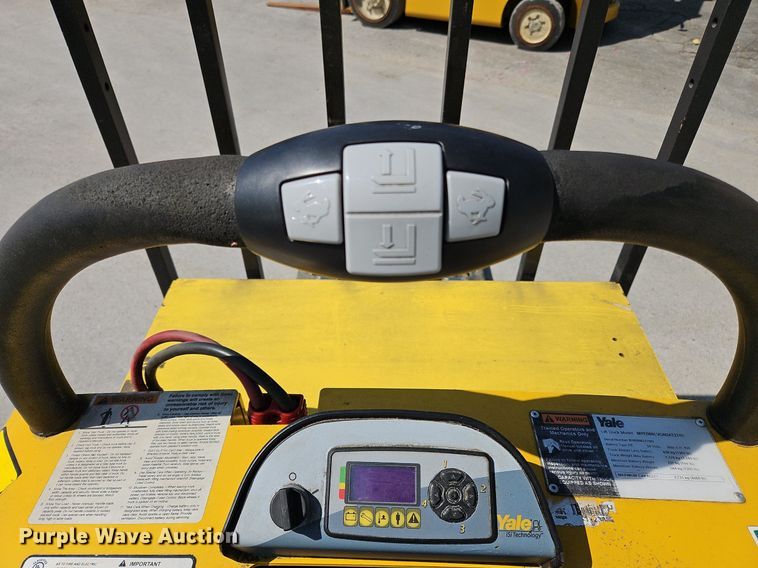image for item OJ9829 2014 Yale MPE060LVGN24T2748 order picker
