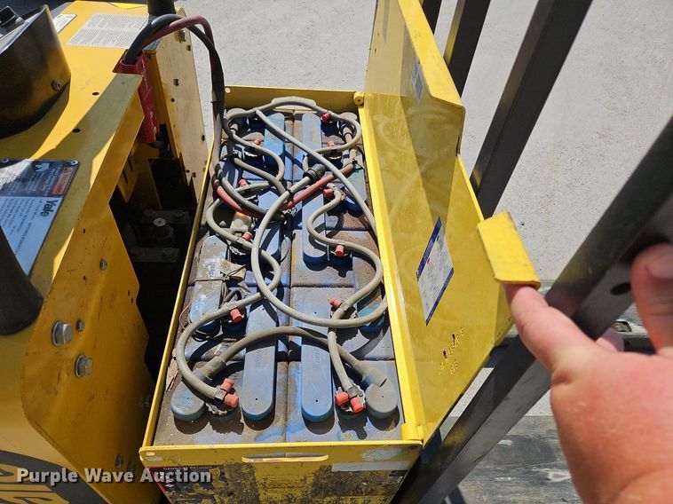 image for item OJ9829 2014 Yale MPE060LVGN24T2748 order picker