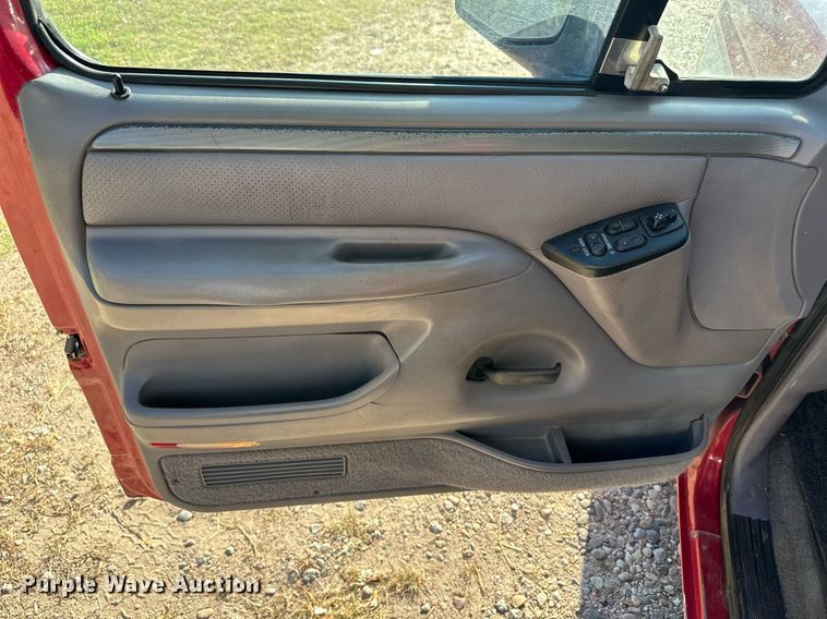 image for item OM9663 1994 Ford F150 SuperCab pickup truck