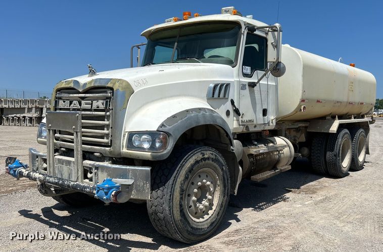 image for item DO1090 2007 Mack CTP713 water truck