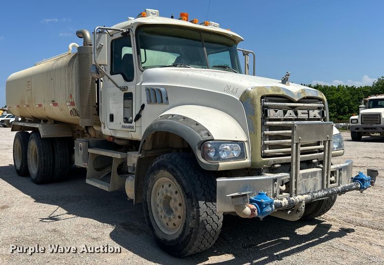 image for item DO1090 2007 Mack CTP713 water truck