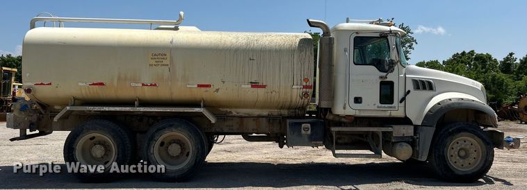 image for item DO1090 2007 Mack CTP713 water truck