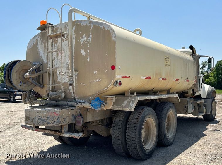 image for item DO1090 2007 Mack CTP713 water truck
