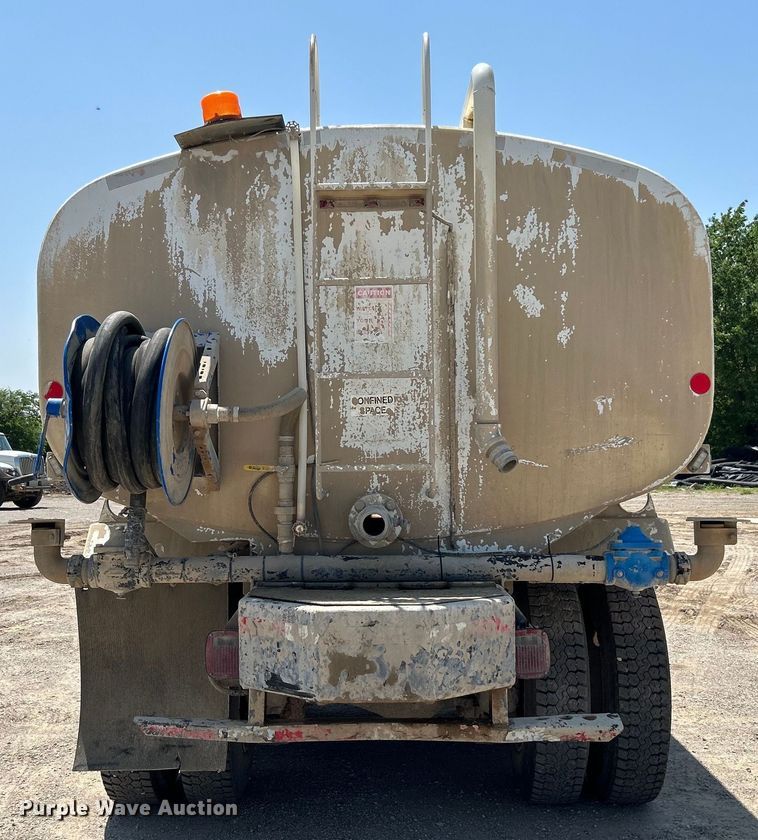 image for item DO1090 2007 Mack CTP713 water truck