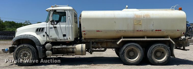 image for item DO1090 2007 Mack CTP713 water truck