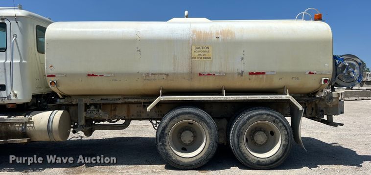 image for item DO1090 2007 Mack CTP713 water truck