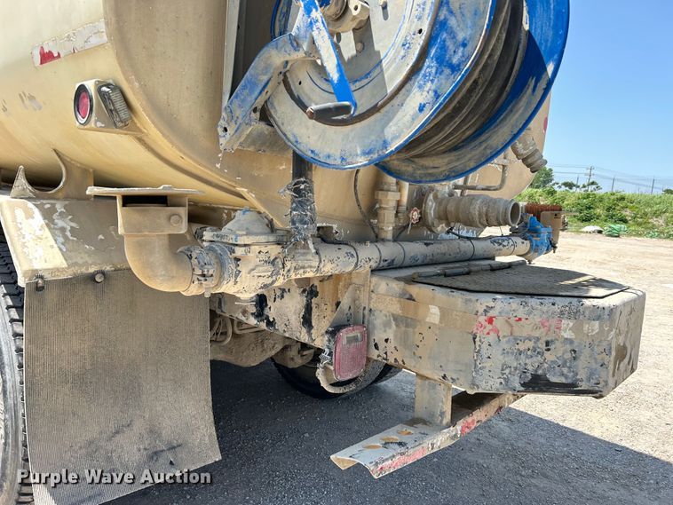 image for item DO1090 2007 Mack CTP713 water truck