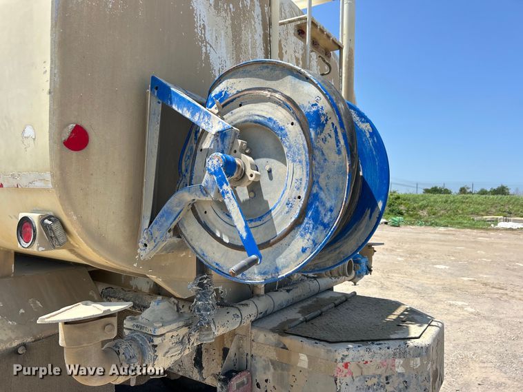 image for item DO1090 2007 Mack CTP713 water truck