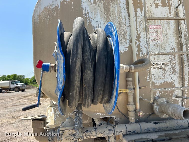 image for item DO1090 2007 Mack CTP713 water truck