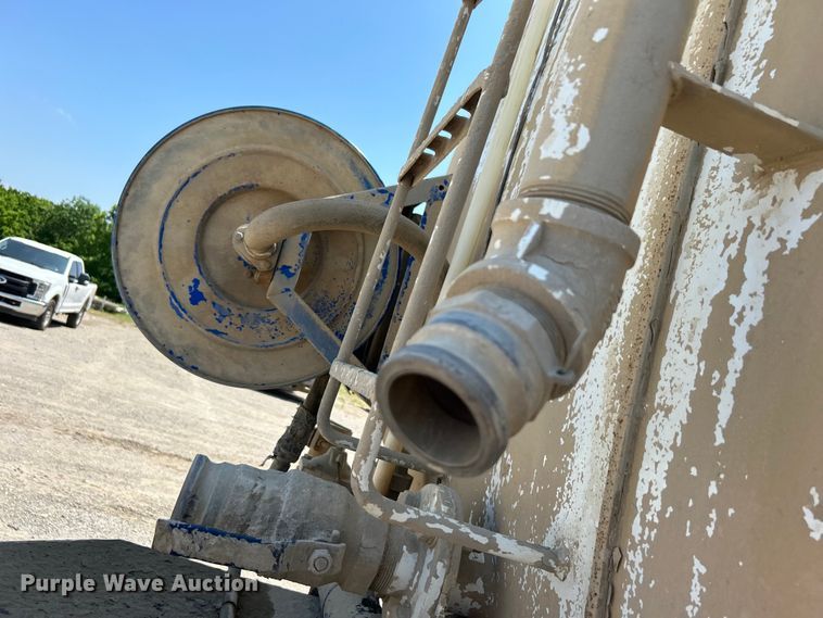 image for item DO1090 2007 Mack CTP713 water truck