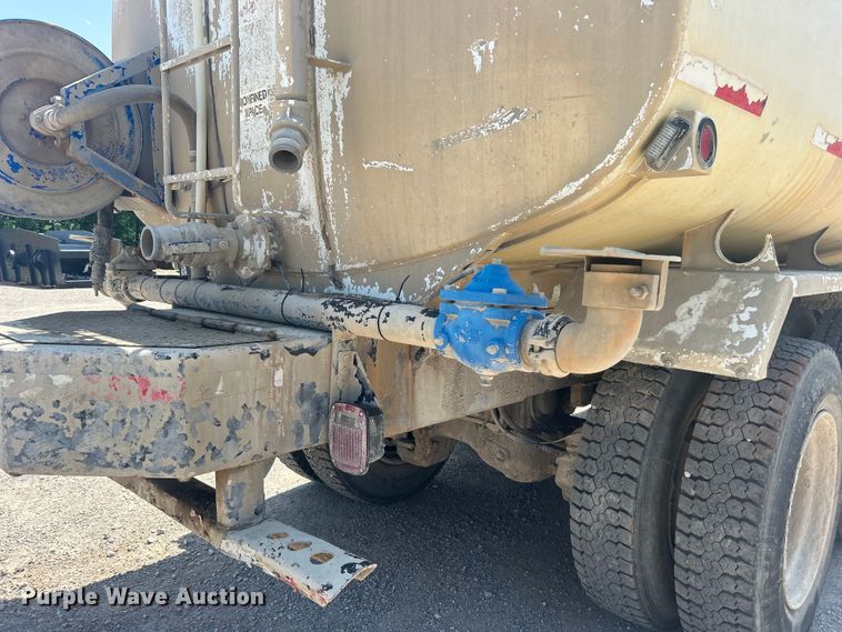 image for item DO1090 2007 Mack CTP713 water truck