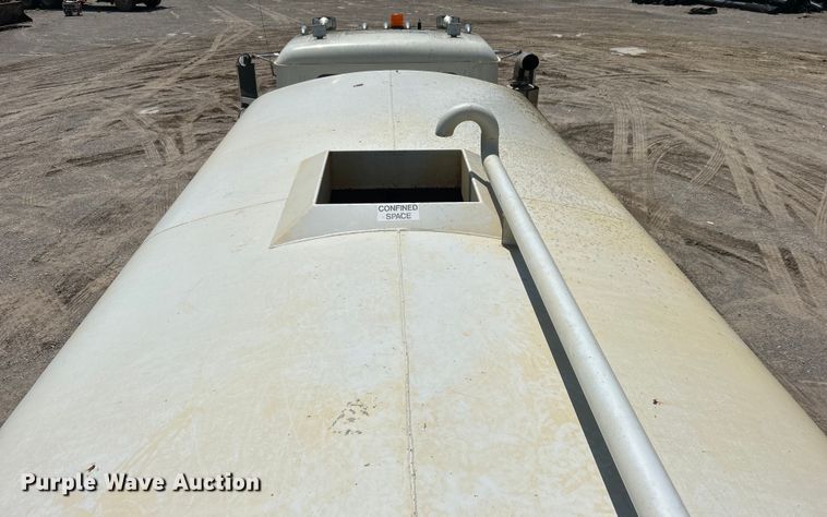 image for item DO1090 2007 Mack CTP713 water truck