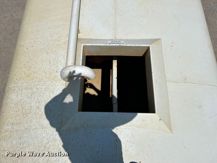 image for item DO1090 2007 Mack CTP713 water truck