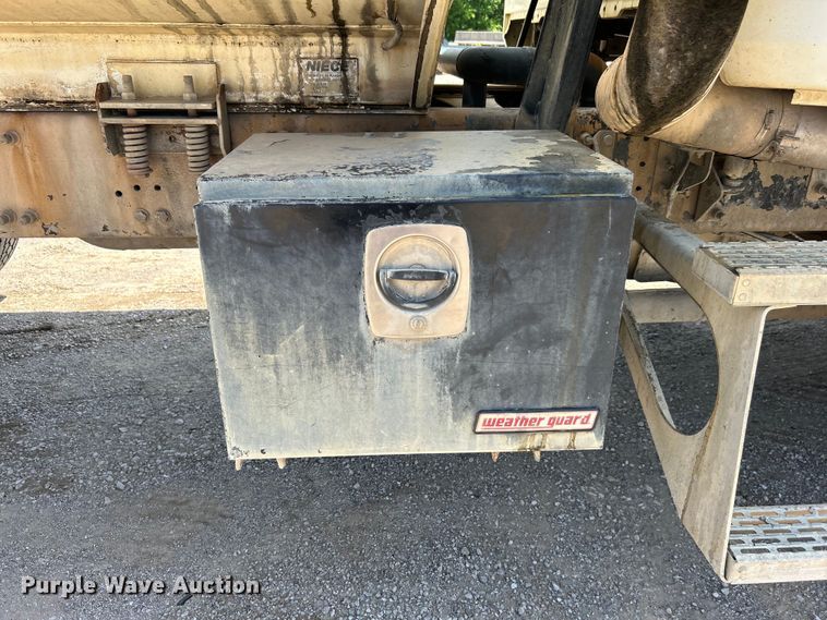 image for item DO1090 2007 Mack CTP713 water truck