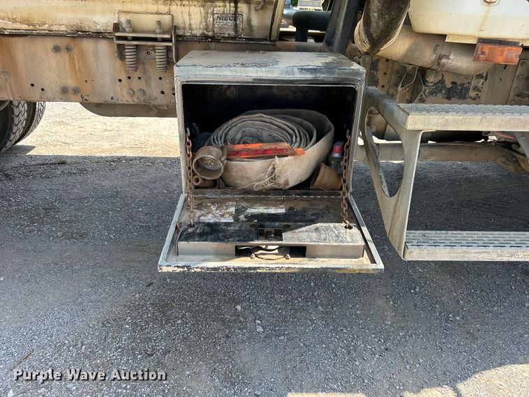 image for item DO1090 2007 Mack CTP713 water truck