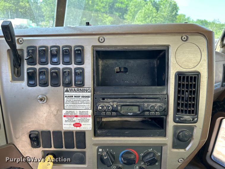 image for item DO1090 2007 Mack CTP713 water truck