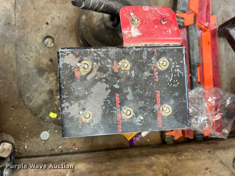 image for item DO1090 2007 Mack CTP713 water truck