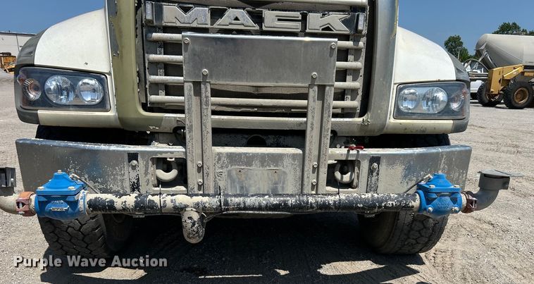 image for item DO1090 2007 Mack CTP713 water truck