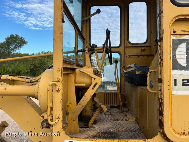 image for item DO2492 1968 Caterpillar 120 rigid frame motor grader