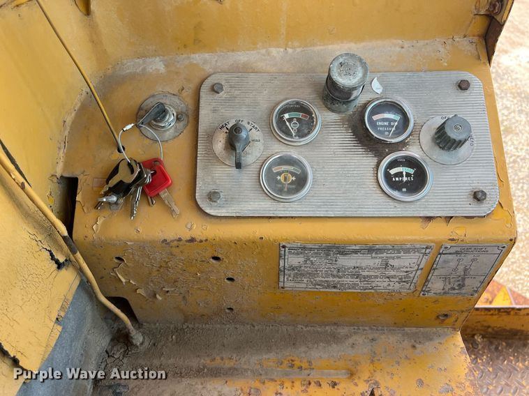 image for item DO2492 1968 Caterpillar 120 rigid frame motor grader