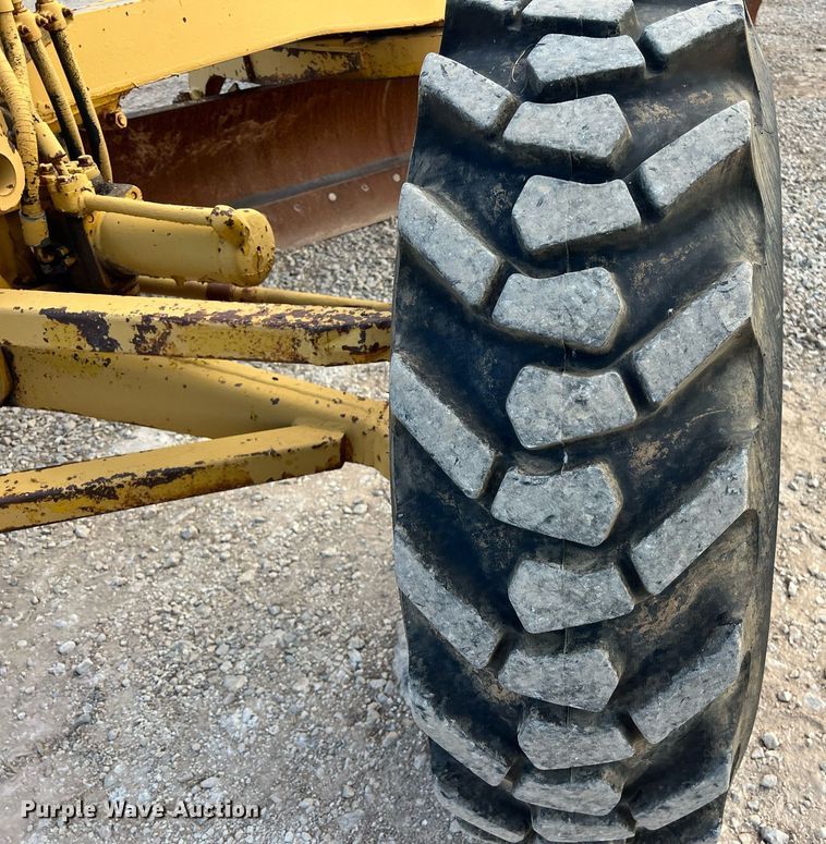 image for item DO2492 1968 Caterpillar 120 rigid frame motor grader