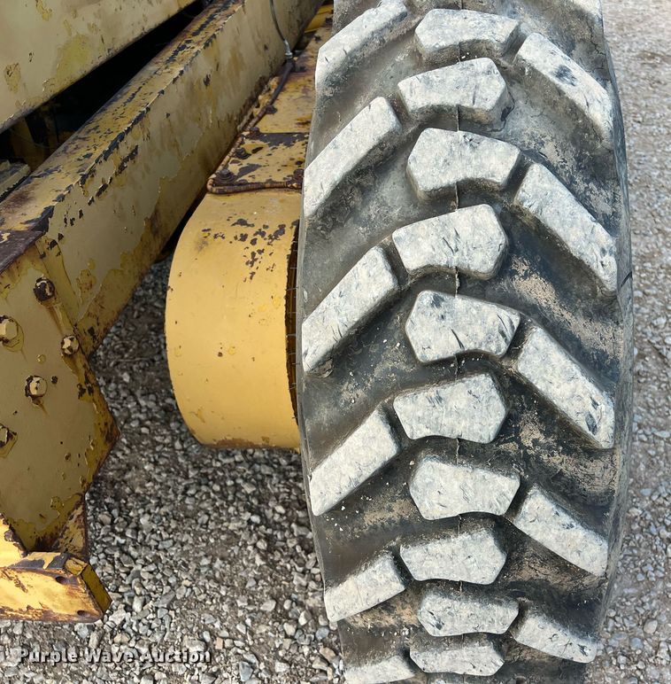 image for item DO2492 1968 Caterpillar 120 rigid frame motor grader