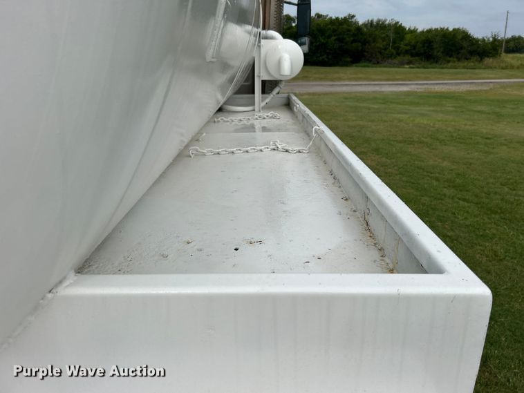 image for item DO6683 2006 Sterling A-Line vacuum truck