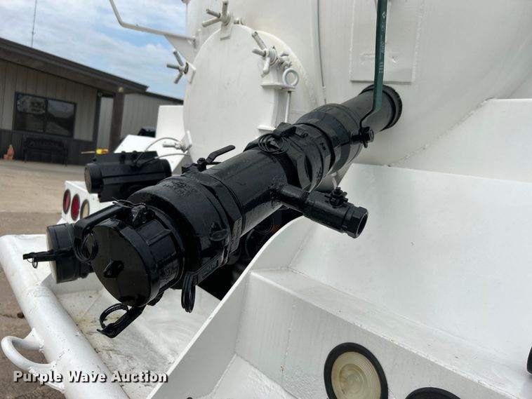 image for item DO6683 2006 Sterling A-Line vacuum truck