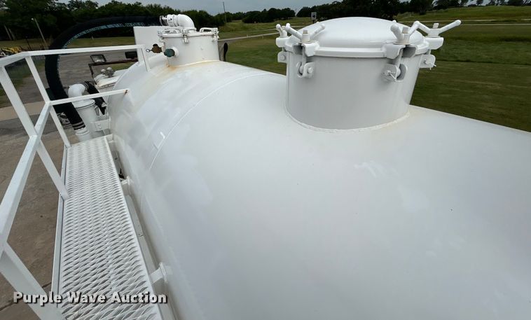 image for item DO6683 2006 Sterling A-Line vacuum truck