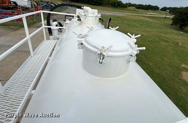 image for item DO6683 2006 Sterling A-Line vacuum truck