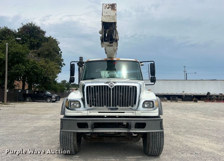 image for item DO6699 2006 International  7600 bucket truck