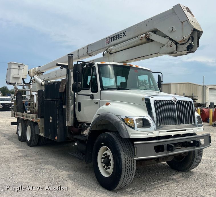 image for item DO6699 2006 International  7600 bucket truck