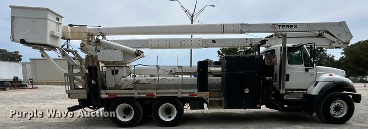 image for item DO6699 2006 International  7600 bucket truck