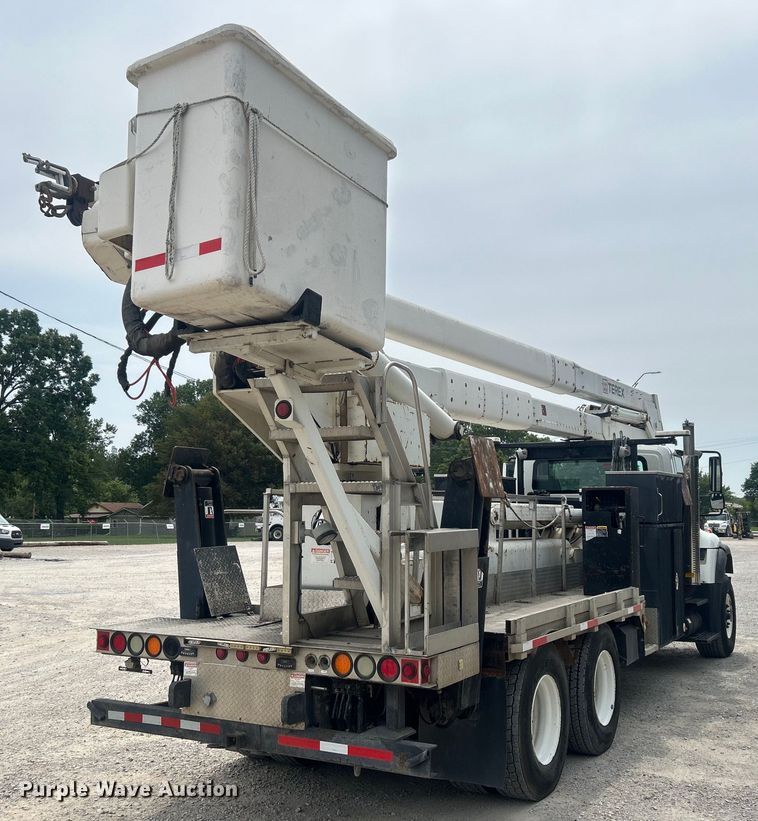 image for item DO6699 2006 International  7600 bucket truck