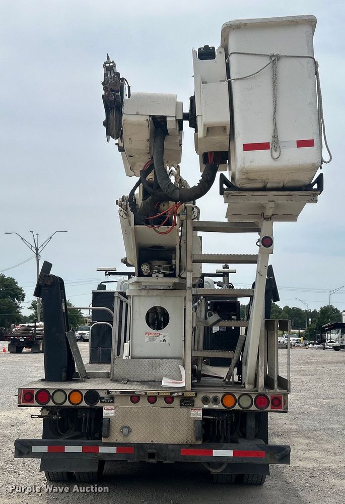 image for item DO6699 2006 International  7600 bucket truck