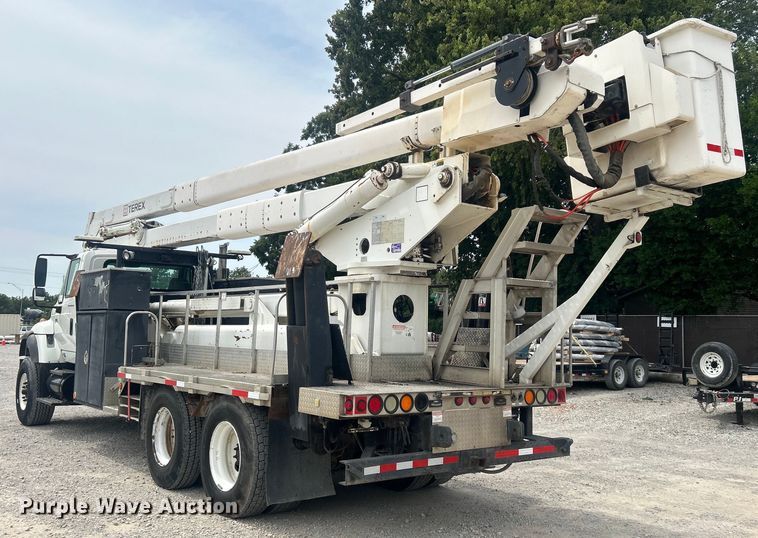 image for item DO6699 2006 International  7600 bucket truck