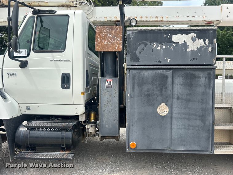 image for item DO6699 2006 International  7600 bucket truck