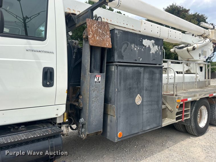image for item DO6699 2006 International  7600 bucket truck