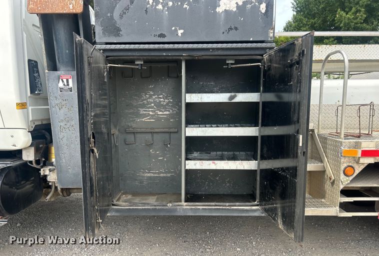 image for item DO6699 2006 International  7600 bucket truck