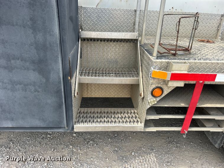 image for item DO6699 2006 International  7600 bucket truck