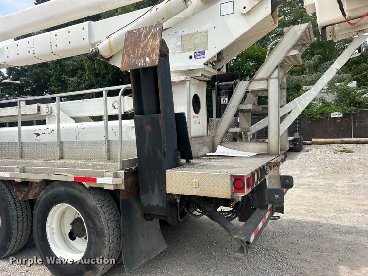 image for item DO6699 2006 International  7600 bucket truck