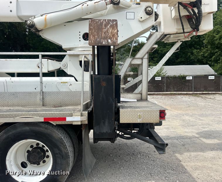 image for item DO6699 2006 International  7600 bucket truck